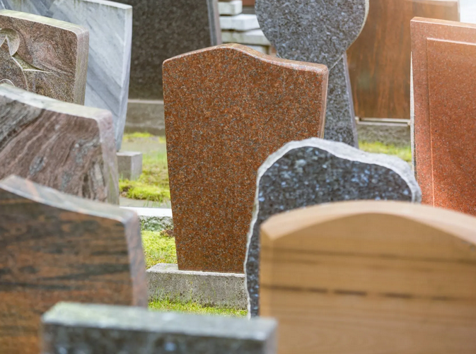 Vous recherchez un monument funéraire sur mesure et à l’image du défunt qui permet à la famille de se recueillir et d’honorer sa mémoire.